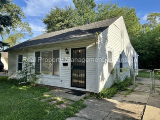 Mid-Century Ranch Boasts 3 Large Bedrooms and Central Location