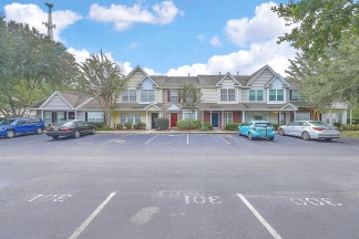 Move in Ready Townhouse in Summer Wood!