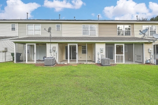 Move in Ready Townhouse in Summer Wood!