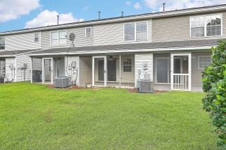 Move in Ready Townhouse in Summer Wood!