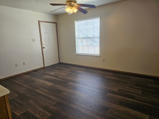 2 bed 1.5 Bath AVAILABLE NOW!!