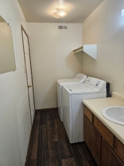 2 bed 1.5 Bath AVAILABLE NOW!!