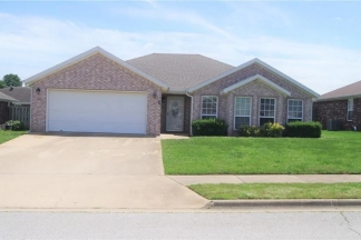 3 Bedroom, 2 Bath, Double car garage located in Bentonville!!!