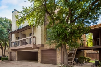 Spacious 2nd floor corner unit in Richardson