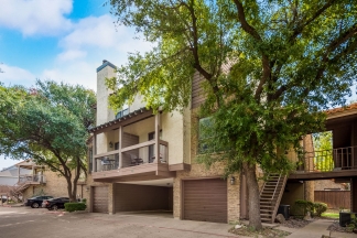 Spacious 2nd floor corner unit in Richardson