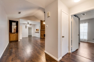 Spacious 2nd floor corner unit in Richardson