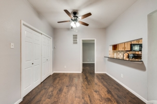 Spacious 2nd floor corner unit in Richardson