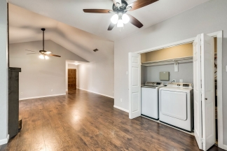 Spacious 2nd floor corner unit in Richardson