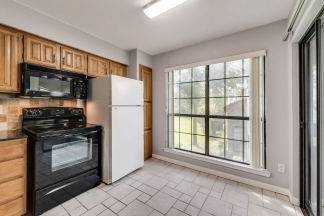 Spacious 2nd floor corner unit in Richardson