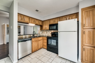 Spacious 2nd floor corner unit in Richardson