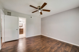 Spacious 2nd floor corner unit in Richardson