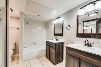 Spacious 2nd floor corner unit in Richardson