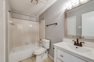 Spacious 2nd floor corner unit in Richardson