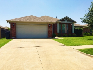 Beautiful Home in Yukon Near Turnpike! Includes Storm Shelter!
