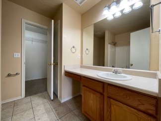 Coming Soon! 18-Month Lease Offer!! Welcome to this exceptional duplex located in the vibrant city of Norman