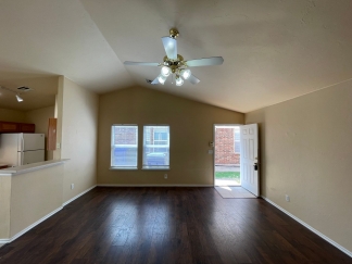 *** SPECIAL $200 OFF 1ST MONTH’S RENT***Available and Showing Now! 18-Month Lease Option!! Welcome to this exceptional duplex located in the vibrant city of Norman