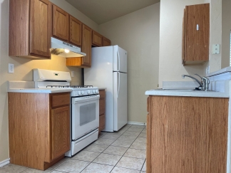 *** SPECIAL $200 OFF 1ST MONTH’S RENT***Available and Showing Now! 18-Month Lease Option!! Welcome to this exceptional duplex located in the vibrant city of Norman