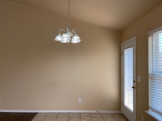 *** SPECIAL $200 OFF 1ST MONTH’S RENT***Available and Showing Now! 18-Month Lease Option!! Welcome to this exceptional duplex located in the vibrant city of Norman