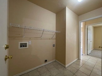 *** SPECIAL $200 OFF 1ST MONTH’S RENT***Available and Showing Now! 18-Month Lease Option!! Welcome to this exceptional duplex located in the vibrant city of Norman