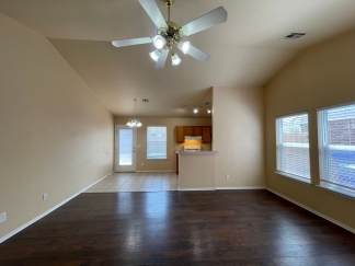 *** SPECIAL $200 OFF 1ST MONTH’S RENT***Available and Showing Now! 18-Month Lease Option!! Welcome to this exceptional duplex located in the vibrant city of Norman