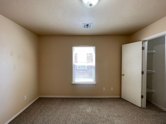 *** SPECIAL $200 OFF 1ST MONTH’S RENT***Available and Showing Now! 18-Month Lease Option!! Welcome to this exceptional duplex located in the vibrant city of Norman