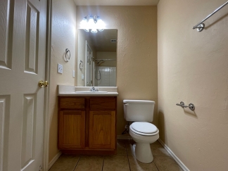 *** SPECIAL $200 OFF 1ST MONTH’S RENT***Available and Showing Now! 18-Month Lease Option!! Welcome to this exceptional duplex located in the vibrant city of Norman