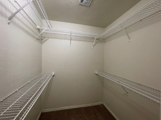 *** SPECIAL $200 OFF 1ST MONTH’S RENT***Available and Showing Now! 18-Month Lease Option!! Welcome to this exceptional duplex located in the vibrant city of Norman