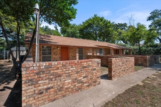 Central Arlington Duplex in Private Heavily Treed Cul-D-Sac