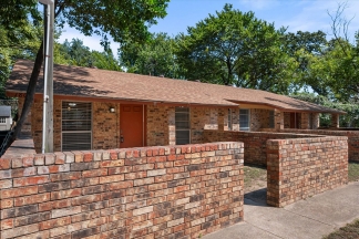 Central Arlington Duplex in Private Heavily Treed Cul-D-Sac
