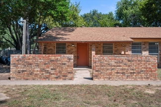 Central Arlington Duplex in Private Heavily Treed Cul-D-Sac