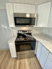 2 Bedroom Updated Apartment at Twin Oaks