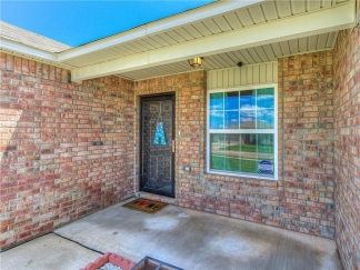 Absolutely Darling 4 Bed Home in Highly Desired Mustang Schools with Storm Shelter!!!