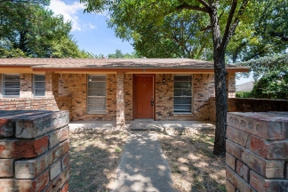 Central Arlington Duplex in Private Heavily Treed Cul-D-Sac