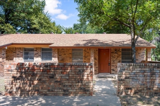 Central Arlington Duplex in Private Heavily Treed Cul-D-Sac