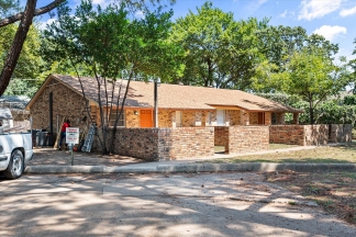 Central Arlington Duplex in Private Heavily Treed Cul-D-Sac