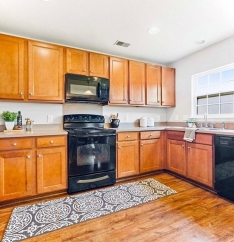 Your Perfect Moss Grove Retreat: Open Living, Screened Patio & Private Yard