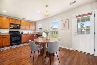 Your Perfect Moss Grove Retreat: Open Living, Screened Patio & Private Yard