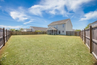 Your Perfect Moss Grove Retreat: Open Living, Screened Patio & Private Yard