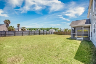 Your Perfect Moss Grove Retreat: Open Living, Screened Patio & Private Yard