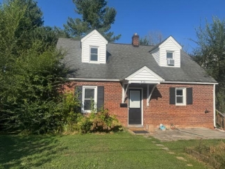 Charming 4-Bed, 2-Bath Retreat in Front Royal – Cozy Living at 414 Duncan Ave!