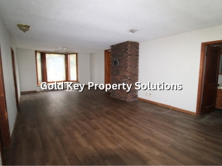 MUNCIE Huge 1 BR 1 BA Downstairs Apartment with Enclosed Front Porch (SECTION 8 APPROVED)