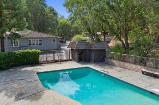 Welcome To This Lovely Renovated 1 Bedroom Unit Off Quito Rd!