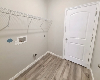 Walking Distance to the Lake!