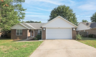 BEAUTIFUL 3 Bedroom 2 Full bath home located in Bentonville!!!!