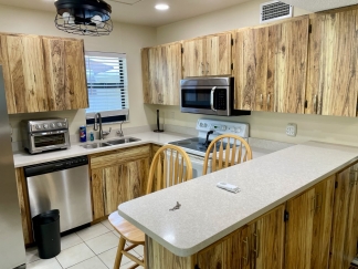 Elegant 2 bed 2 bath 55+ Condominium in Bradenton: Fully Furnished Annual Rental - Impeccably Maintained!