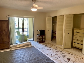 Elegant 2 bed 2 bath 55+ Condominium in Bradenton: Fully Furnished Annual Rental - Impeccably Maintained!