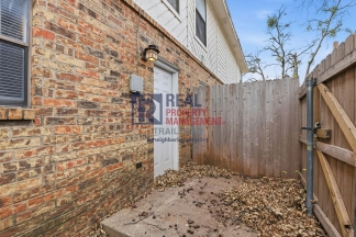 Well-Designed 2 Bedroom Townhome Near Camp Bowie