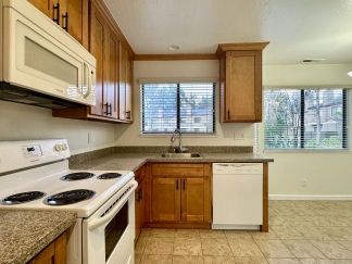 Spacious & Bright Los Gatos Townhome in Prime Location