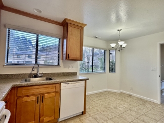 Spacious & Bright Los Gatos Townhome in Prime Location