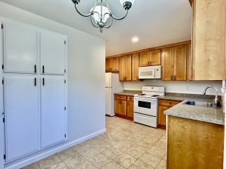 Spacious & Bright Los Gatos Townhome in Prime Location